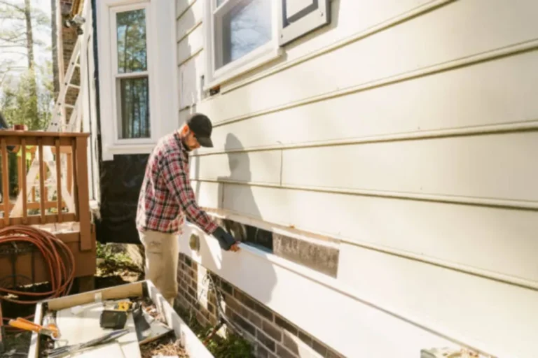 Construction-worker-repairing-a-house-siding-1024x683